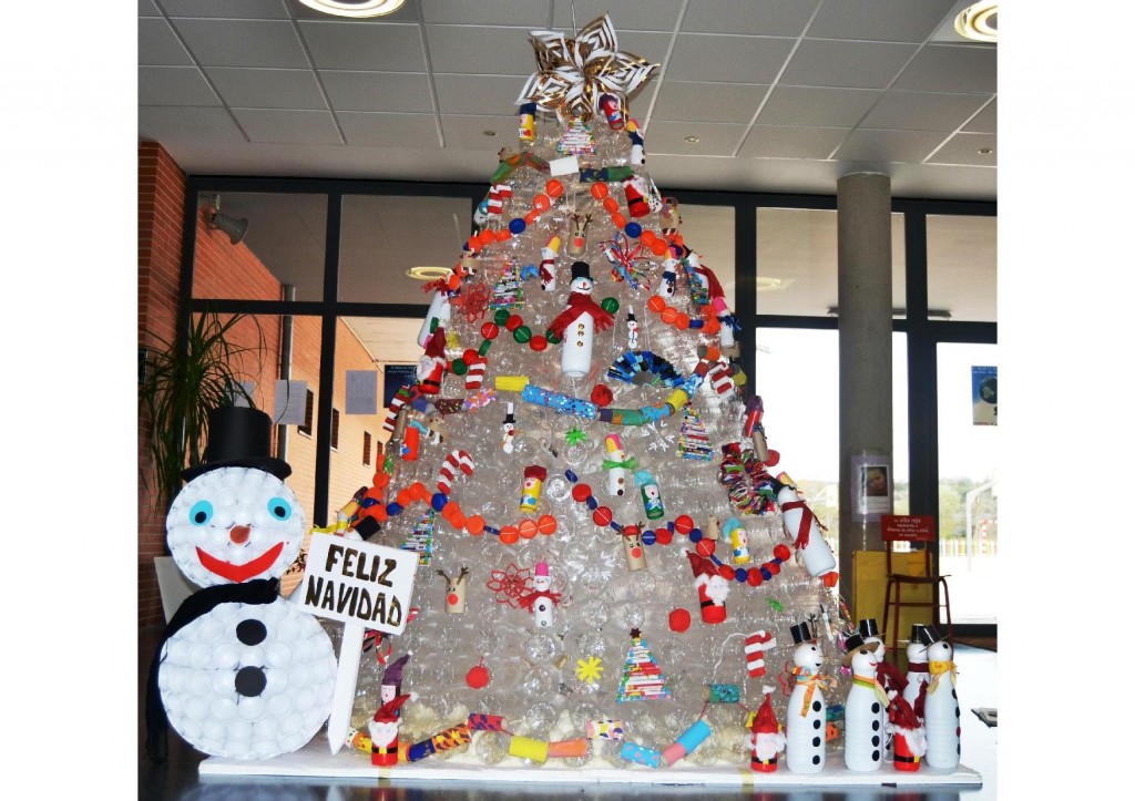 Nuestro árbol de Navidad elaborado con materiales reciclados.