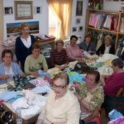 Mujeres confeccionando ropa en el taller de misiones Virgen del Cortijo, en Murillo.