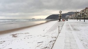 Nieve en la playa de Zarautz