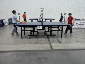 Partida de tenis de mesa del torneo