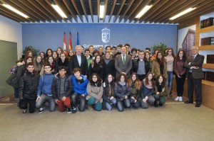 Los alumnos del IES Virgen del Vico con Pedro Sanz. AUTOR