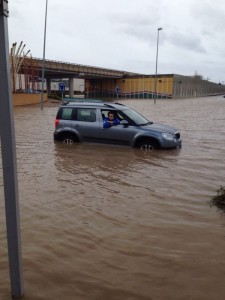 La rotonda de las Cañas inundada completamente