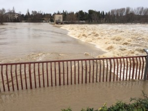 El río causa inundación al lado de la cascada