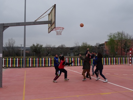 En estos días en el colegio de Murillo de río Leza, en los recreos, se esta realizando un torneo de baloncesto.