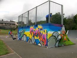 Grafiti en una rampa de un skatepark con grafiti.