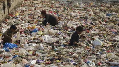 Un grupo de niños busca plástico reciclable en Peshawar, Pakistan.