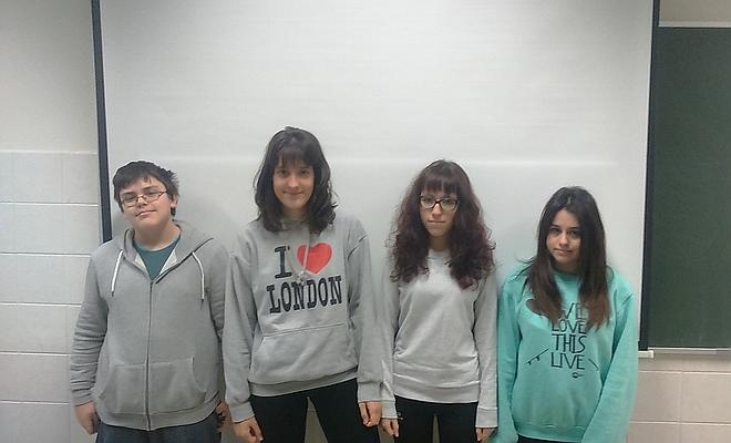 Alumnos: Sofía Díez, Isabel García, Allende Santamaría y Miguel Orio. Anabel Marín Arellano es su profesora en el Reportero