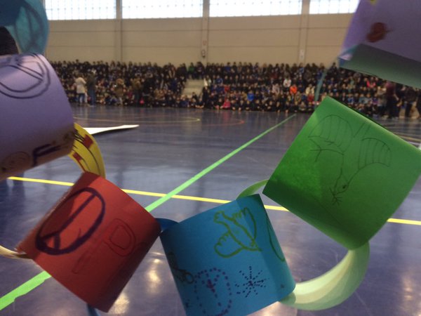 Alumnos de infantil,primaria  y secundaria reunidos para celebrar este dia tan especial.