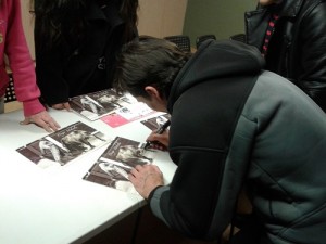 Diego Urdiales firmando autógrafos a los alumnos. PRIVILEGIADOS