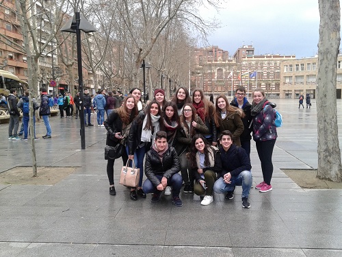 Alumnos de 4º de ESO en la plaza del Ayuntamiento de Logroño. INFILTRADOS