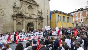 Altadis-marcha_simbolica-manifestacion-cierre-fabrica_MDSIMA20160130_0047_21[1]