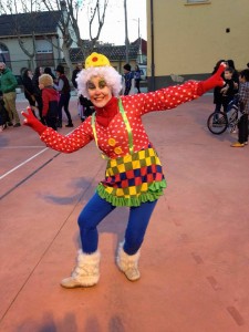 Un payaso espera en la plaza para degustar el chocolate 