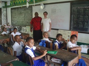 Javier Piné en una escuela de Fidji. Fuente: Javier Pérez