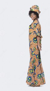 retrato-integral-de-la-mujer-joven-en-el-traje-africano-de-la-impresión-que-se-coloca-sobre-fondo-gris-30852927