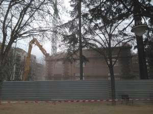 La casa del cuento con parte de la fachada destruida