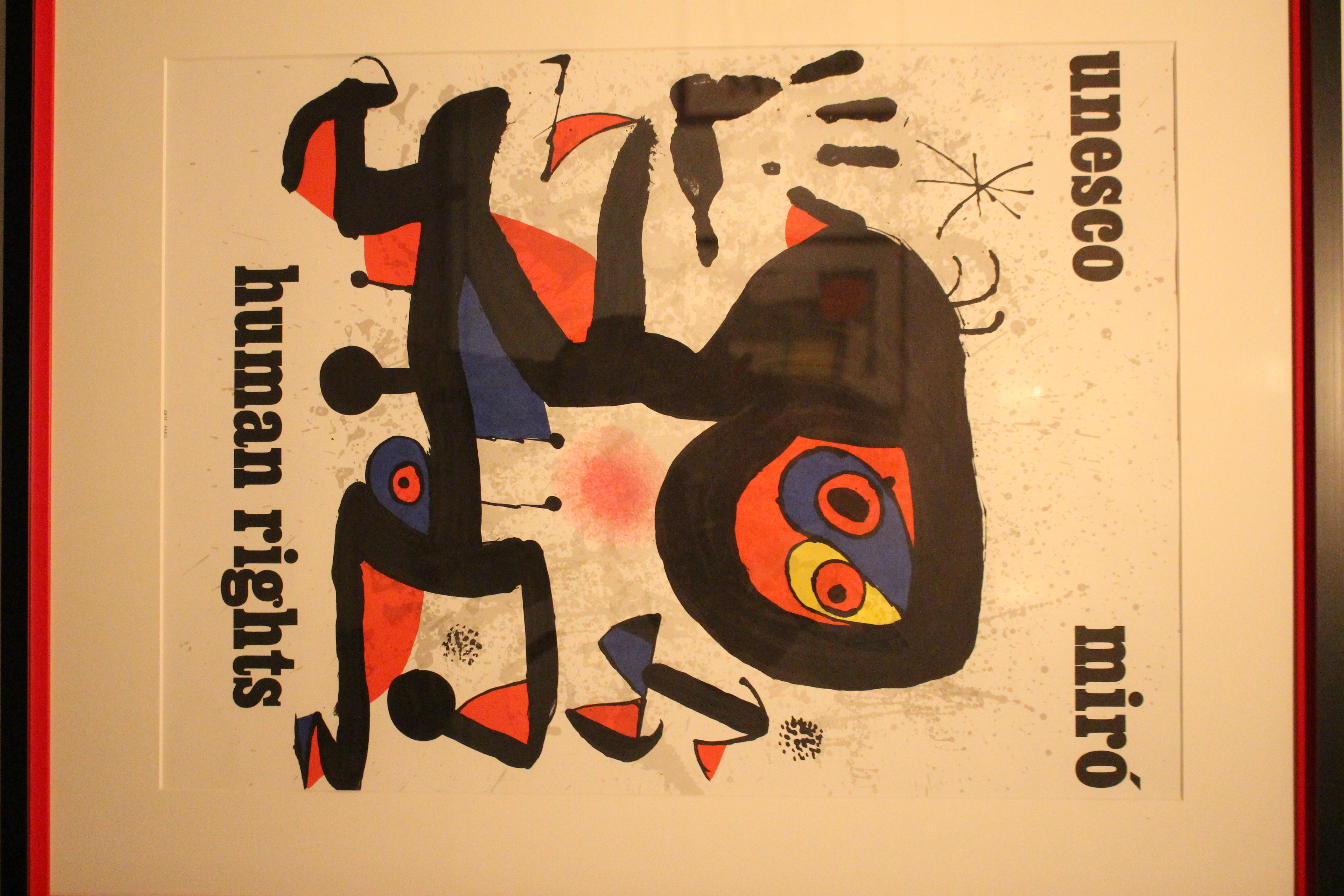 Fotografía de uno de los ejemplares de póster que Joan Miró realizó