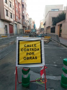 Este cartel situado en la calle Vélez de Guevara avisa de que la obra está cortada.