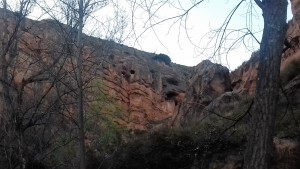 Aquí se ve la antigüedad de las cuevas porque antes había un acceso a las cuevas pero se derrumbó hace muchos años. 
