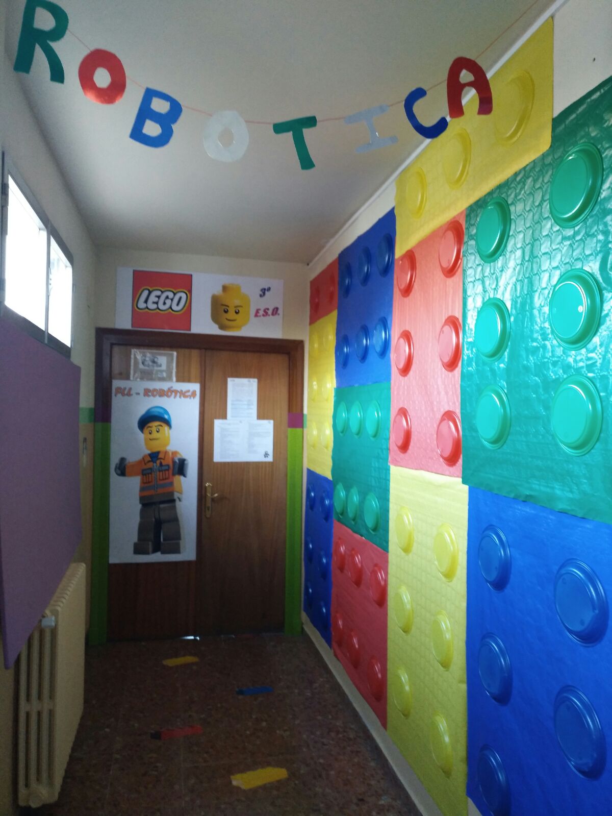 Pasillo decorado con Lego