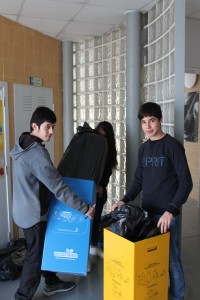 De dcha. a izq. Jorge, Raquel y Álvaro recogiendo, seleccionando y registrando los residuos para su proyecto "eco".