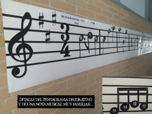 Detalle de uno de los pentagramas que decoran los pasillos de nuestro C.E.O. y una nota musical de lo más familiar...