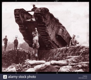 guerra-britishworld-uno-tanques-en-las-trincheras-en-la-batalla-de-cambrai-francia-1917-f7npa3